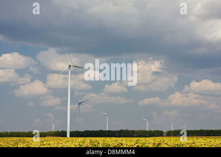 Windkraftanlagen auf blauen Himmel Stockfoto