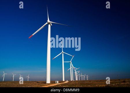 Windkraftanlagen auf blauen Himmel Stockfoto