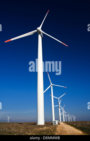 Windkraftanlagen auf blauen Himmel Stockfoto