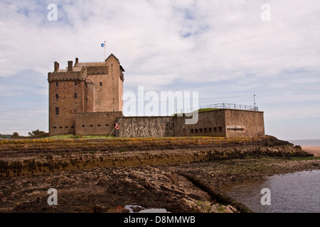 Ansicht des 15. Jahrhunderts Broughty Ferry Burg von Felsen auf dem Fluss Tay bei Ebbe in Dundee, Großbritannien Stockfoto