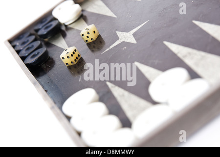 Backgammon Würfel und Stücke isoliert auf weiss Stockfoto