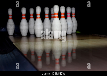 Bowling-Pins auf hölzernen lane Stockfoto