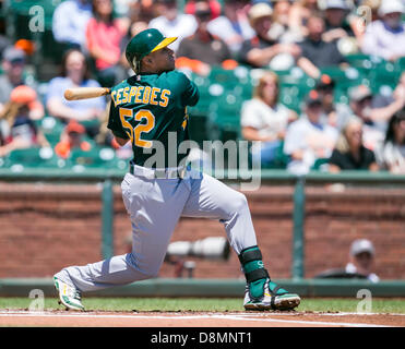 San Francisco, USA. 30. Mai 2013. Oakland Athletics verließ Fielder Yoenis Cespedes (52) bei bat während der MLB Baseball-Spiel zwischen der Oakland As und die San Francisco Giants im AT&T Park in San Francisco CA. Die Riesen besiegt der A 5: 2. Bildnachweis: Cal Sport Media/Alamy Live-Nachrichten Stockfoto