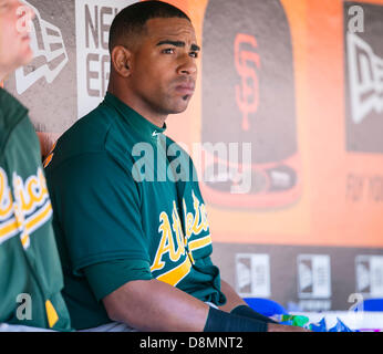 San Francisco, USA. 30. Mai 2013. Oakland Athletics linker Feldspieler Yoenis Cespedes (52) auf der Trainerbank während der MLB Baseball-Spiel zwischen der Oakland As und die San Francisco Giants im AT&T Park in San Francisco CA. Die Riesen besiegt der A 5: 2. Bildnachweis: Cal Sport Media/Alamy Live-Nachrichten Stockfoto