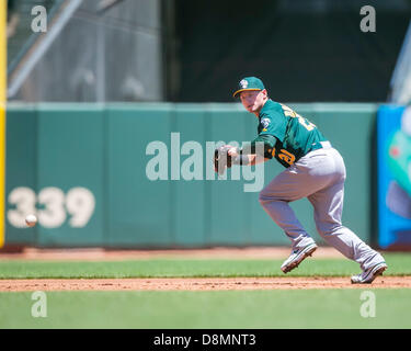 San Francisco, USA. 30. Mai 2013. Oakland Athletics dritte Baseman Josh Donaldson (20) verfolgt den Ball während der MLB Baseball-Spiel zwischen der Oakland As und die San Francisco Giants im AT&T Park in San Francisco CA. Die Riesen besiegt der A 5: 2. Bildnachweis: Cal Sport Media/Alamy Live-Nachrichten Stockfoto
