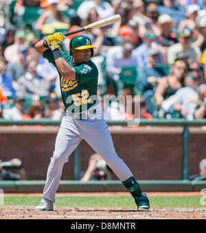 San Francisco, USA. 30. Mai 2013. Oakland Athletics verließ Fielder Yoenis Cespedes (52) bei bat während der MLB Baseball-Spiel zwischen der Oakland As und die San Francisco Giants im AT&T Park in San Francisco CA. Die Riesen besiegt der A 5: 2. Bildnachweis: Cal Sport Media/Alamy Live-Nachrichten Stockfoto