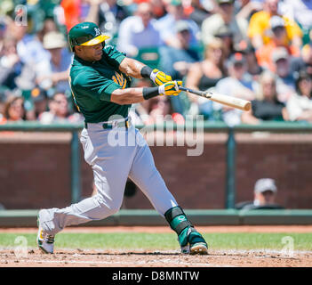 San Francisco, USA. 30. Mai 2013. Oakland Athletics verließ Fielder Yoenis Cespedes (52) bei bat während der MLB Baseball-Spiel zwischen der Oakland As und die San Francisco Giants im AT&T Park in San Francisco CA. Die Riesen besiegt der A 5: 2. Bildnachweis: Cal Sport Media/Alamy Live-Nachrichten Stockfoto