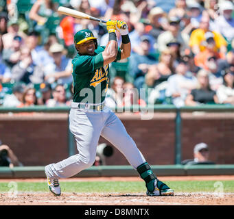 San Francisco, USA. 30. Mai 2013. Oakland Athletics verließ Fielder Yoenis Cespedes (52) bei bat während der MLB Baseball-Spiel zwischen der Oakland As und die San Francisco Giants im AT&T Park in San Francisco CA. Die Riesen besiegt der A 5: 2. Bildnachweis: Cal Sport Media/Alamy Live-Nachrichten Stockfoto