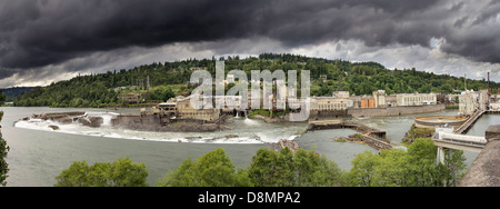 Wasserkraftwerk am Willamette Falls Lock in Oregon City Panorama Stockfoto