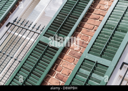 Georgian Style Hausfassade mit grünen Fensterläden Stockfoto