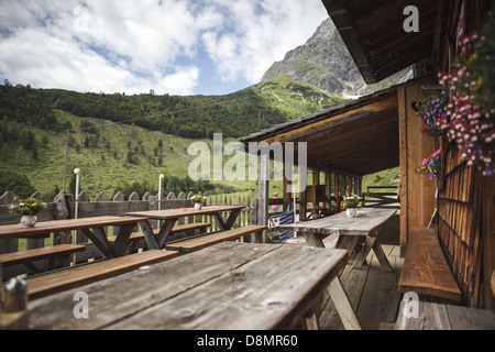 Tabellen zur Almhütte Stockfoto