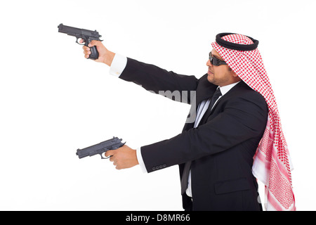 Seitenansicht des arabischen Leibwächter mit Gewehren auf weißem Hintergrund Stockfoto