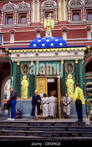 2. Mai 1997 - Moskau, RU - iberische Kapelle, ist mit seiner Kuppel blau, hochkarätig besetzte eingeklemmt zwischen den zwei Bögen der Auferstehung Tor, der Nord-westlichen Ende des Roten Platzes mit Manege-Platz verbindet. Es beherbergt ein Replikat der Ikone der Panaghia Portaitissa ("Hüter des Tores ''), eine östliche orthodoxe Ikone der Jungfrau Maria, der Prototyp von denen ist im georgischen Iviron Kloster auf dem Berg Athos erhalten. Nach verbreiteter Brauch besucht jeder Weg zum Roten Platz und dem Kreml die Kapelle zu huldigen am Schrein. Entfernt von der sowjetischen Regierung im Jahre 1931, war es Stockfoto