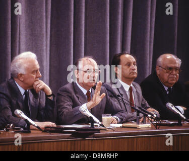3. Juni 1988 - Moskau, Gesten während der Beantwortung einer Frage auf einer Pressekonferenz während des Gipfels Moskau RU - sowjetische Führer MIKHAIL GORBACHEV. Es war das vierte Gipfeltreffen zwischen US-Präsident RONALD REAGAN und Generalsekretär der kommunistischen Partei der Sowjetunion Gorbatschow und Reaganâ€™ s erste Reise nach Moskau. Gehalten am 25 Mai 1988-3, Juni 1988, endgültig Reagan und Gorbatschow die Intermediate-Range Nuclear Forces Vertrag (INF). Auf dem Podium von links nach rechts: EDUARD SHEVARDNADZE, sowjetische Minister für auswärtige Angelegenheiten, Gorbatschow, GENNADI GERASSIMOW, außenpolitischer Sprecher für Gorbatschow, ANA Stockfoto