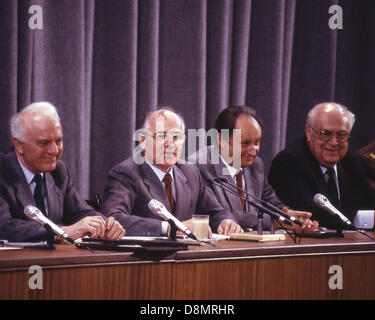 3. Juni 1988 - Moskau, RU - Schewardnadse, macht Gerassimow und Dobrynin Lachen als sowjetische Führer MIKHAIL GORBACHEV einen Punkt auf einer Pressekonferenz während des Gipfels in Moskau. Es war das vierte Gipfeltreffen zwischen US-Präsident RONALD REAGAN und Generalsekretär der kommunistischen Partei der Sowjetunion Gorbatschow und Reaganâ€™ s erste Reise nach Moskau. Gehalten am 25 Mai 1988-3, Juni 1988, endgültig Reagan und Gorbatschow die Intermediate-Range Nuclear Forces Vertrag (INF). Auf dem Podium von links nach rechts: EDUARD SHEVARDNADZE, sowjetische Minister für auswärtige Angelegenheiten, Gorbatschow, GENNADI GERASIMOV, auswärtige Angelegenheiten Spo Stockfoto