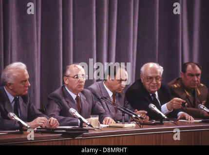3. Juni 1988 - Moskau, RU - Dobrynin weist darauf hin jemand im Publikum zu Gerasimov sowjetische Führer MIKHAIL GORBACHEV beantwortet eine Frage auf einer Pressekonferenz während des Gipfels in Moskau. Es war das vierte Gipfeltreffen zwischen US-Präsident RONALD REAGAN und Generalsekretär der kommunistischen Partei der Sowjetunion Gorbatschow und Reaganâ€™ s erste Reise nach Moskau. Gehalten am 25 Mai 1988-3, Juni 1988, endgültig Reagan und Gorbatschow die Intermediate-Range Nuclear Forces Vertrag (INF). Auf dem Podium von links nach rechts: EDUARD SHEVARDNADZE, sowjetische Minister für auswärtige Angelegenheiten, Gorbatschow, GENNADI GERASIMOV, f Stockfoto