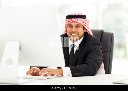 schöne orientalische corporate Arbeitnehmer an seinem Computer arbeiten Stockfoto