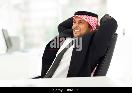 glücklich entspannende arabische Geschäftsmann in seinem Büro Stockfoto