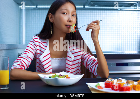 Junge asiatische Frau Salat essen. Stockfoto