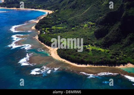 Luftaufnahme von Strand und Riff-System auf der hawaiianischen Insel Kauai Stockfoto