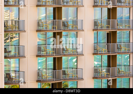 Waikiki Beach spiegelt sich in den Fenstern eines Hochhaus-Hotels Stockfoto
