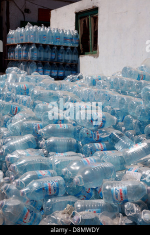 in Flaschen abgefülltes Trinkwasser in Straße Verkauf Stockfoto