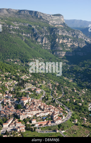 LUFTAUFNAHME. Mittelalterliches Dorf mit Gorges du Loup als Hintergrund. Le Bar-sur-Loup, Französische Riviera, Frankreich. Stockfoto