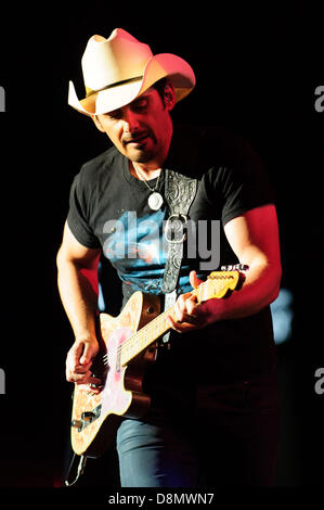 Toronto, Ontario, Kanada. 31. Mai 2013. US-amerikanischer Singer-Songwriter und Musiker BRAD PAISLEY durchgeführt ausverkauften Show im Canadian Molson Amphitheatre. (Bild Kredit: Kredit: Igor Vidyashev/ZUMAPRESS.com/Alamy Live-Nachrichten) Stockfoto