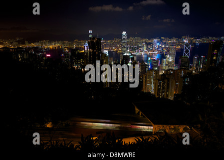 Blick auf Hong Kong vom Gipfel in einer klaren Nacht. Mit Blick auf Hong Kong Island und den Hafen in Richtung Kowloon. Stockfoto