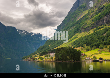 Kleines Dorf in Naeroyfjord, Norwegen Stockfoto