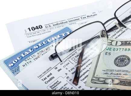 Amerikanische Bundessteuer Form 1040 mit Geld und Sozialversicherung Karte isoliert auf weiss. Stockfoto