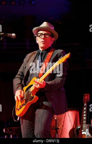 Birmingham, Vereinigtes Königreich. 31. Mai 2013. Elvis Costello führt auf der Bühne in der Symphony Hall am 31. Mai 2013 in Birmingham, England. Bildnachweis: Paul Talbot/Alamy Live News Stockfoto