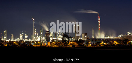 Chemische Fabrik in der Nacht Stockfoto