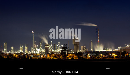 Chemische Fabrik in der Nacht Stockfoto