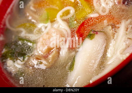 chinesische traditionelle Meeresfrüchte Nudelsuppe Stockfoto