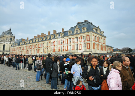 Menschen Schlange, um das Schloss von Versailles eingeben Stockfoto