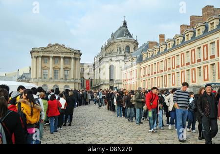 Menschen Schlange, um das Schloss von Versailles eingeben Stockfoto