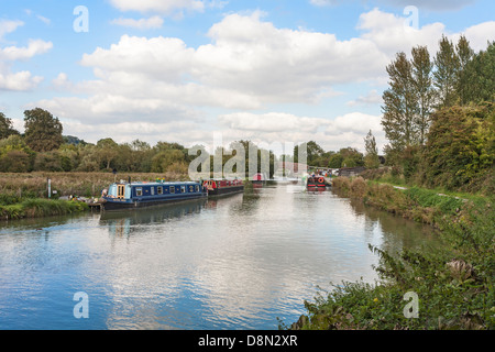 Großes Bedwyn, Wiltshire, England - Fluss Dun mit Narrowboats vertäut neben dem Leinpfad Stockfoto