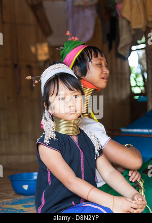 Karen Padong Tribeswoman und Tochter in einem Dorf in der Nähe von Chiang Rai, Nordthailand, burmesischen Flüchtlinge aus Myanmar Stockfoto