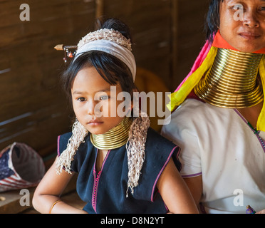 Karen Padong Tribeswoman und Tochter in einem Dorf in der Nähe von Chiang Rai, Nordthailand, burmesischen Flüchtlinge aus Myanmar Stockfoto