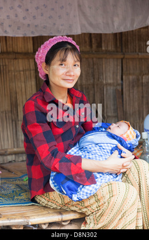Karen Padong Tribeswoman und Baby im Dorf in der Nähe von Chiang Rai, Nordthailand, Flüchtlinge aus Myanmar - langen Hals ohne Ringe Stockfoto