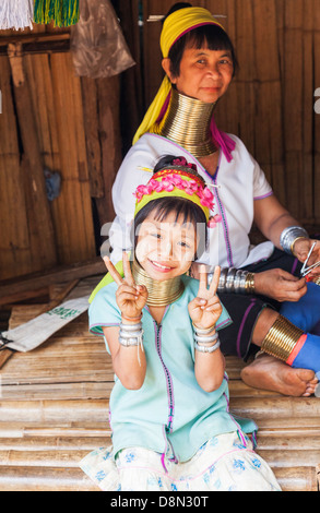 Karen Padong Tribeswoman und Tochter in einem Dorf in der Nähe von Chiang Rai, Nordthailand, burmesischen Flüchtlinge aus Myanmar Stockfoto