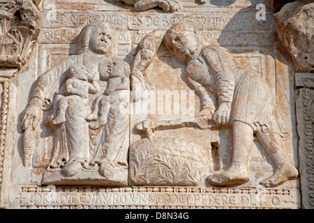 VERONA - 27 Januar: Adam und Eva nach der Vertreibung aus dem Paradies Befreiung von romanischen Basilika San Zeno. Stockfoto