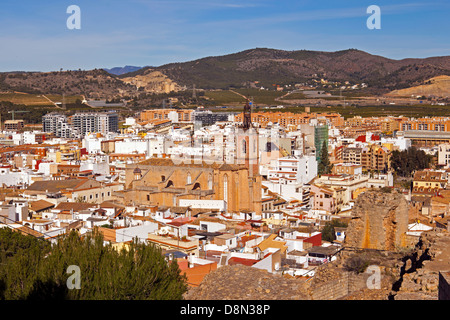 Die Dächer von Sagunto mit der Kirche von Santo Maria steigt über Sie Stockfoto