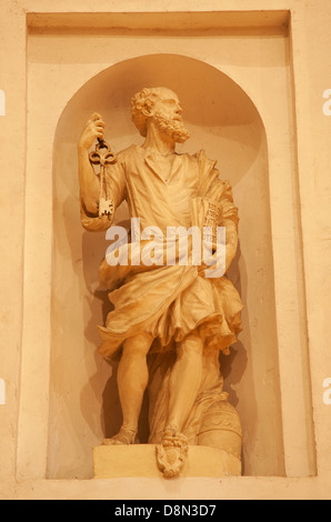 VERONA - 28.Januar: Statue des Heiligen Petrus von St.-Nikolaus-Kirche (Chiesa di San Nicolo) am 28. Januar 2013 in Verona, Italien. Stockfoto