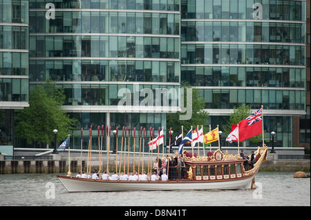 London, UK. 1. Juni 2013. Mannschaften werden von der königlichen Rudern Barge Gloriana stromaufwärts nach HMS Belfast an der Wende der Gezeiten Credit begleitet: Malcolm Park/Alamy Live News Stockfoto