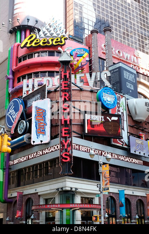 Corporate Werbetafeln an der Seite eines Gebäudes in Times Square in New York City. Stockfoto