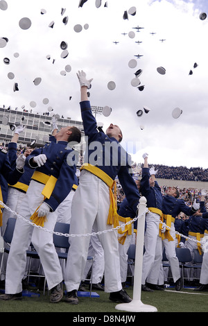 Frischgebackene zweite Leutnants der uns Air Force Academy-Klasse des Jahres 2013 werfen ihre Hüte in die Luft bei Abschlussfeiern an der Akademie Falcon Field 29. Mai 2013 in Colorado Springs, Colorado. Stockfoto