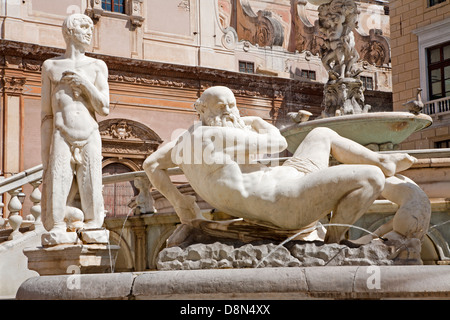 Palermo - Statue des Gottes vom Florentiner-Brunnen auf der Piazza Pretoria Stockfoto