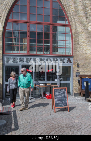 Mann und Frau verlassen Feskekôrka oder Fische Markthalle in Göteborg, Schweden Stockfoto
